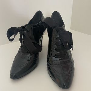 ANNE KLEIN black patent leather, wing-tipped, oxford vibe women’s heels.  SZ 10M